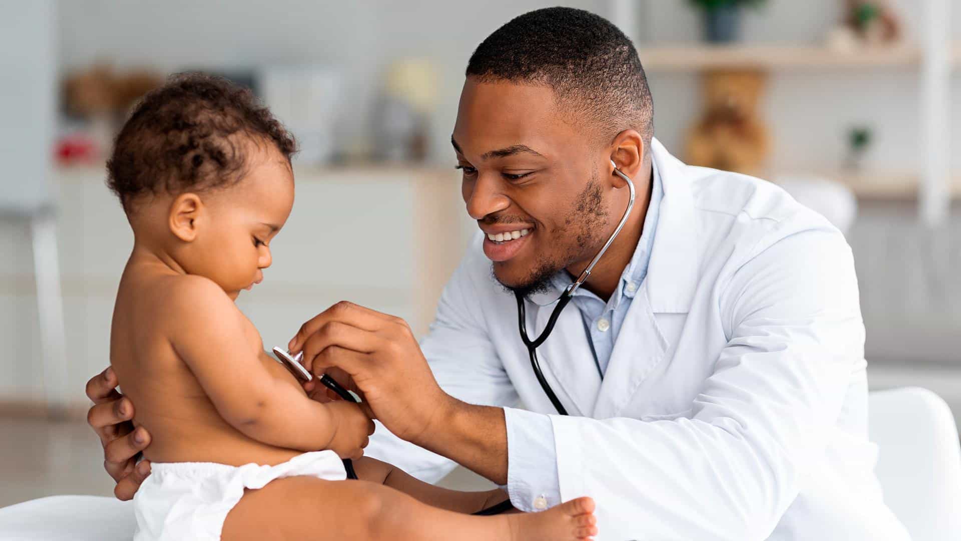 Médico examinando bebê