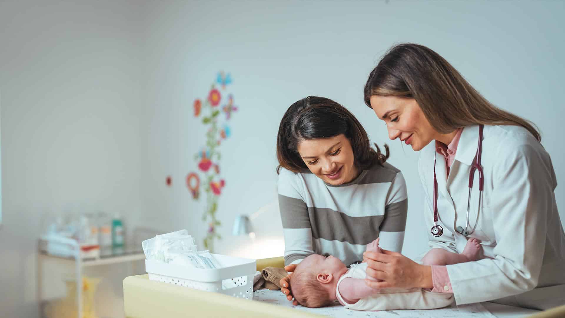Mãe acompanhando o bebê em consulta médica