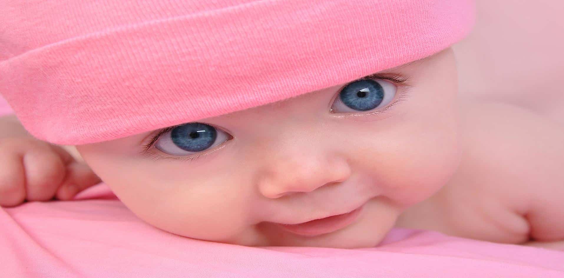 Bebê de olhos azuis