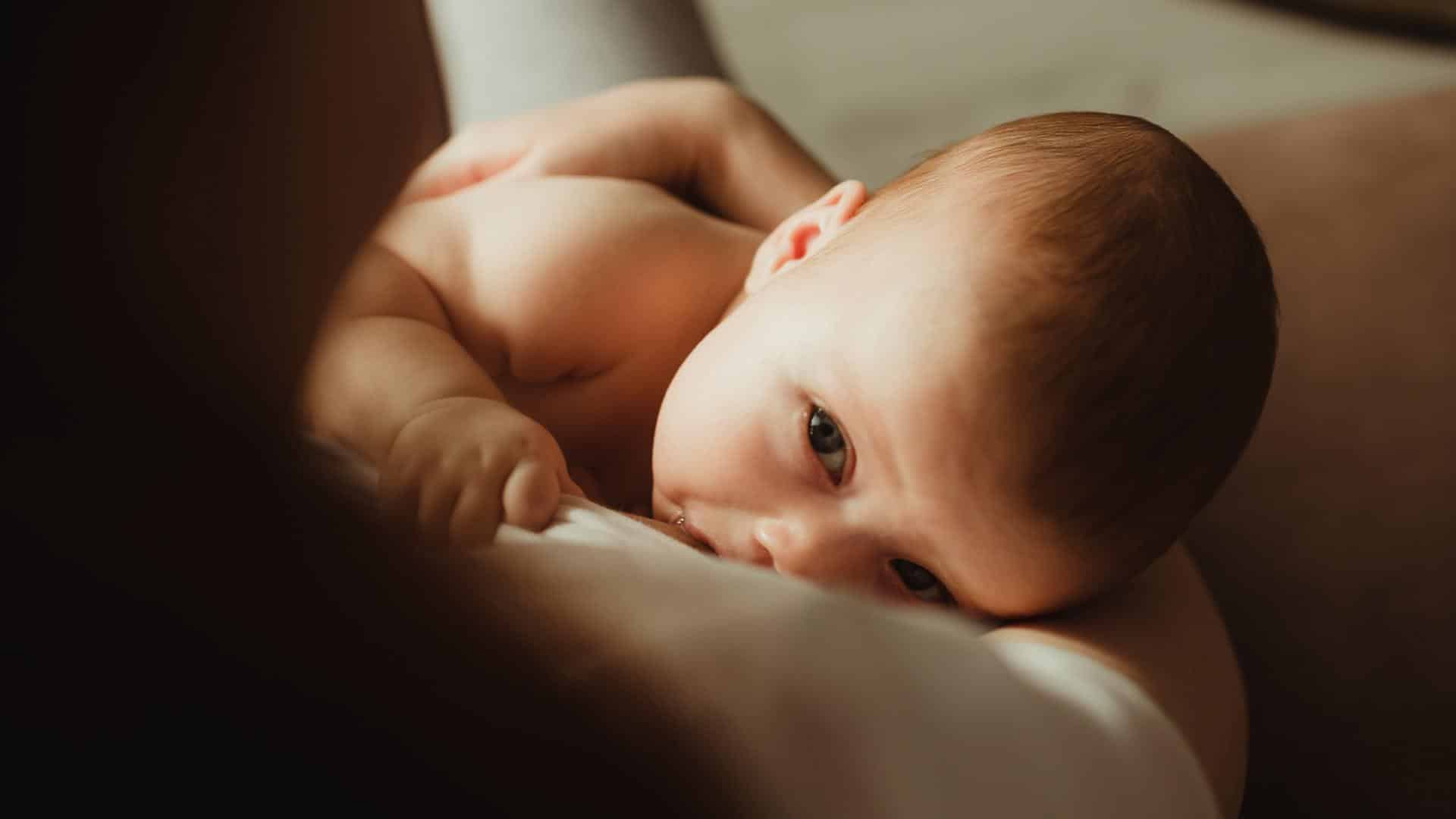 Bebê durante amamentação