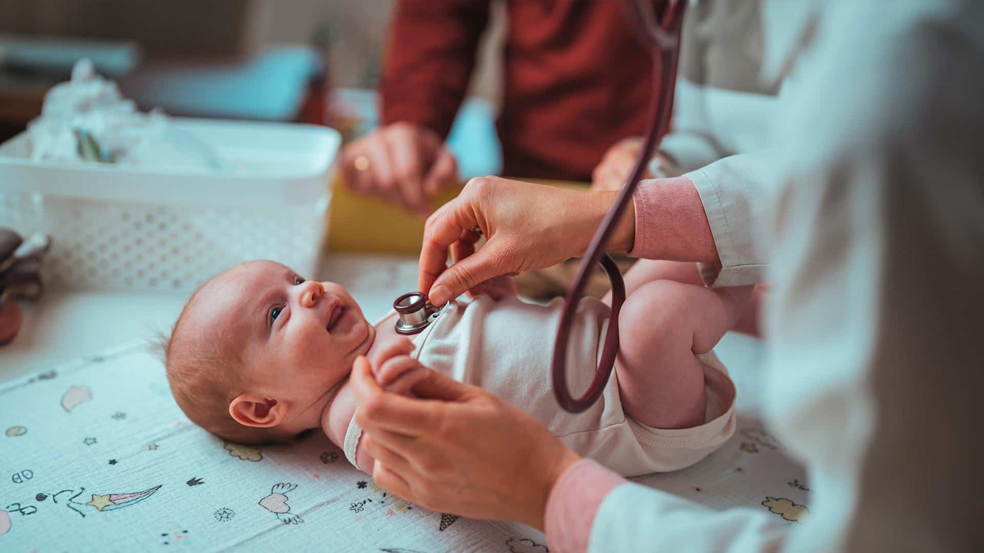 Bebê em consulta médica