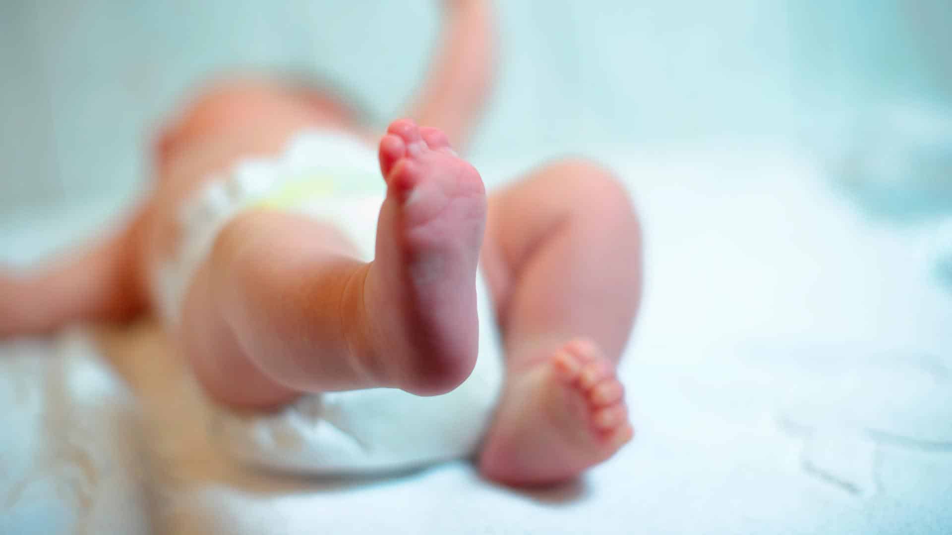 Bebê prematuro na maternidade