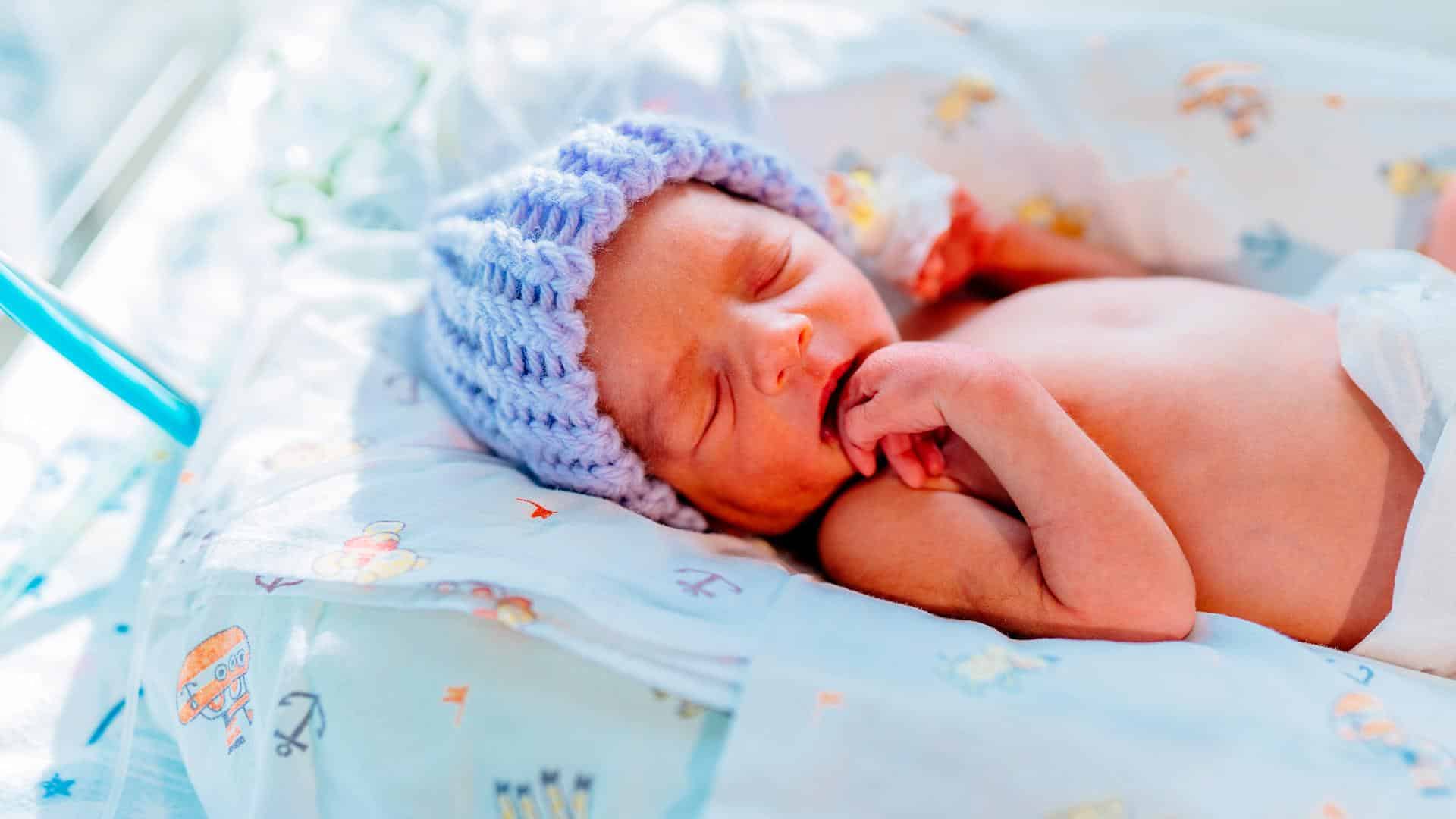 Bebê prematuro dormindo