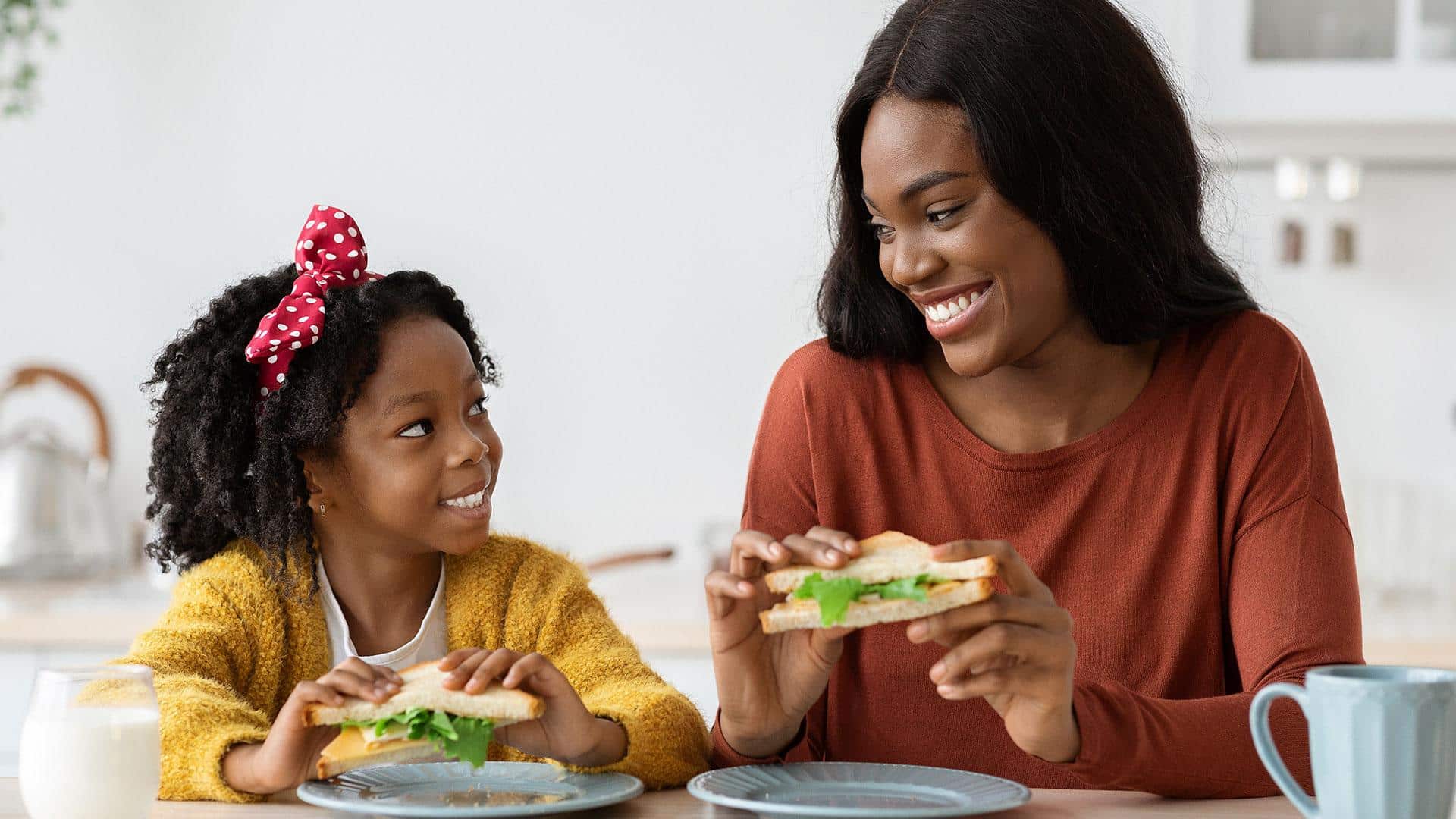 Mãe e filha se alimentando