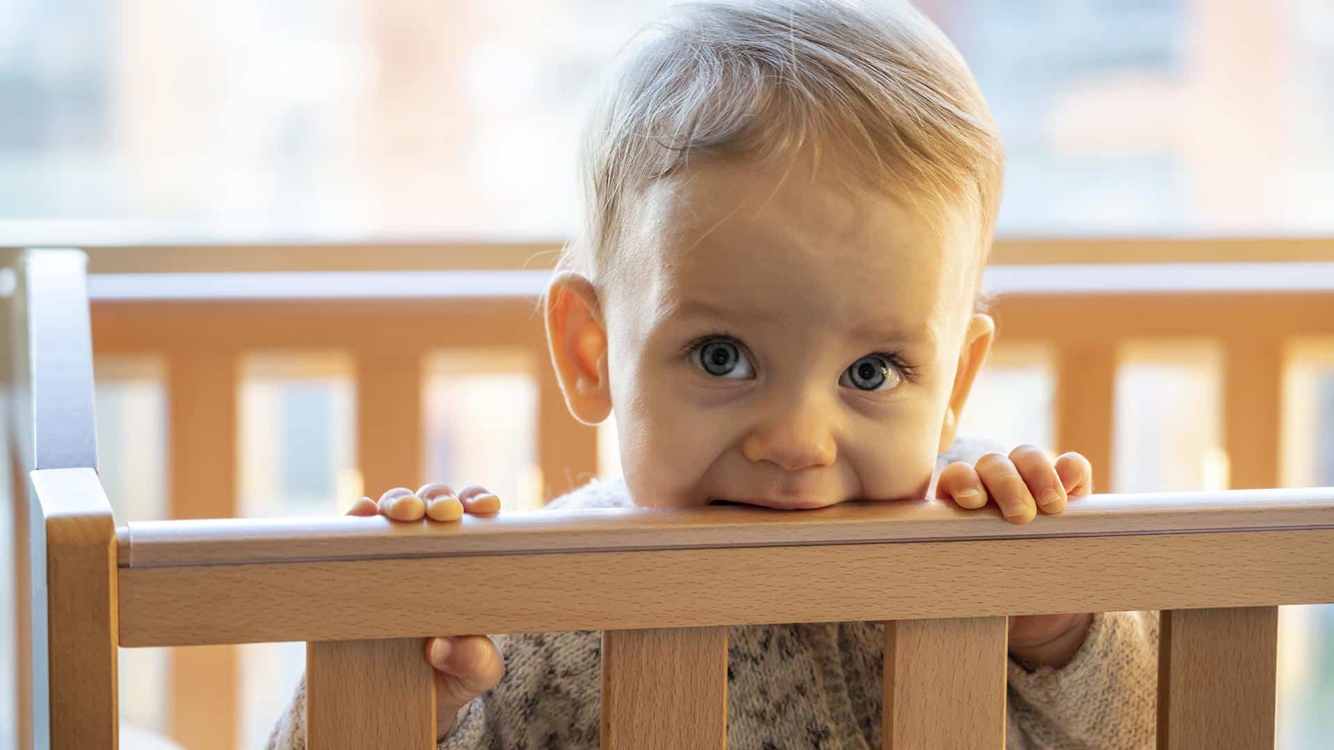 Bebê olhando timidamente para alguém