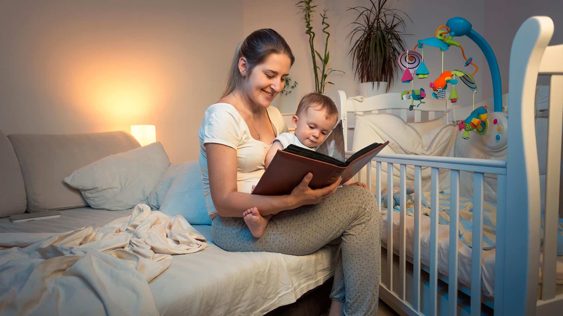 Mãe lendo para o filho antes de dormir